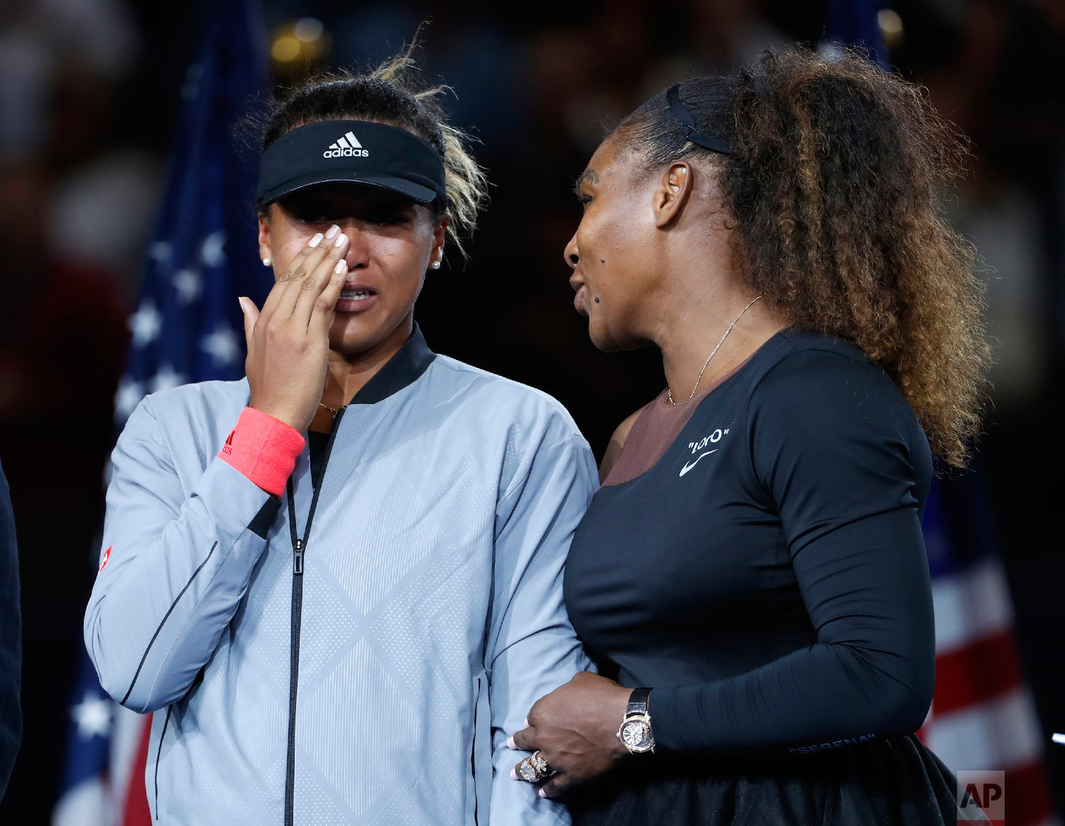  Serena Williams talks with Naomi Osaka, of Japan, after Osaka defeated Williams in the women's final of the U.S. Open tennis tournament on Sept. 8, 2018, in New York. (AP Photo/Adam Hunger) 