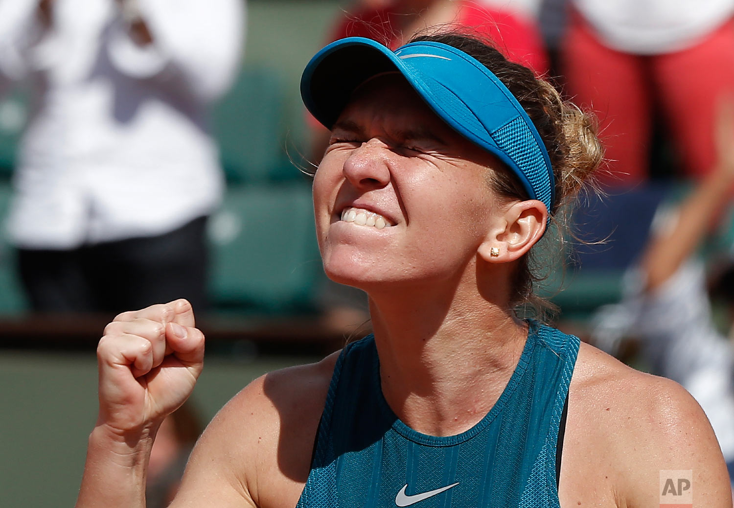  Romania's Simona Halep clenches her fist after defeating Spain's Garbine Muguruza during their semifinal match at the French Open tennis tournament in Paris on June 7, 2018. Halep won 6-1, 6-4. (AP Photo/Michel Euler) 
