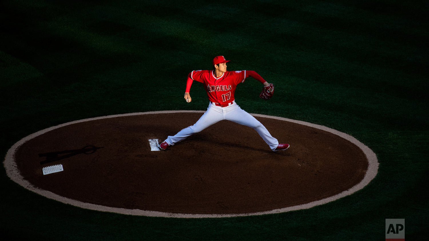  Los Angeles Angels starting pitcher Shohei Ohtani winds up during the first inning of the team's baseball game against the Kansas City Royals in Anaheim, Calif., on June 6, 2018. (AP Photo/Kyusung Gong) 