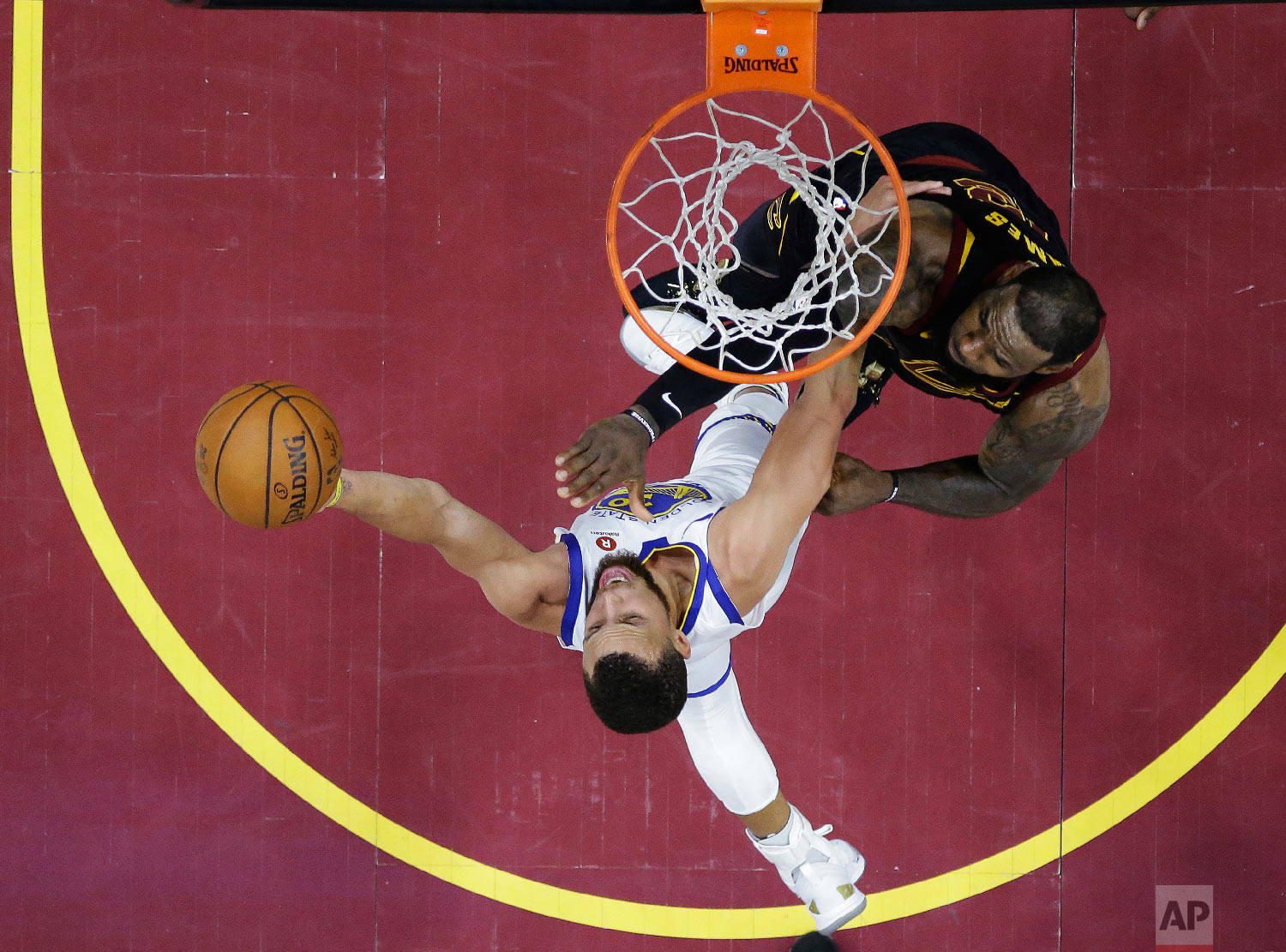  Golden State Warriors' Stephen Curry shoots against Cleveland Cavaliers' LeBron James during the second half of Game 4 of basketball's NBA Finals on June 8, 2018, in Cleveland. (AP Photo/Carlos Osorio) 