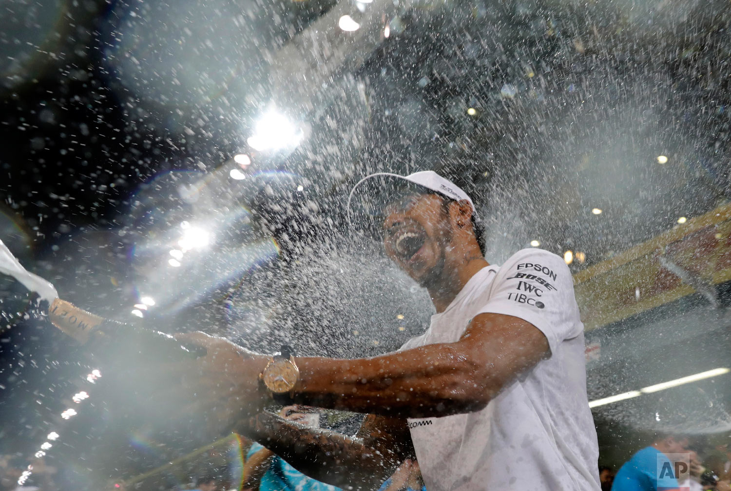  Mercedes driver Lewis Hamilton, of Britain, sprays champagne after winning the Emirates Formula One Grand Prix at the Yas Marina racetrack in Abu Dhabi, United Arab Emirates, on Nov. 25, 2018. (AP Photo/Hassan Ammar) 