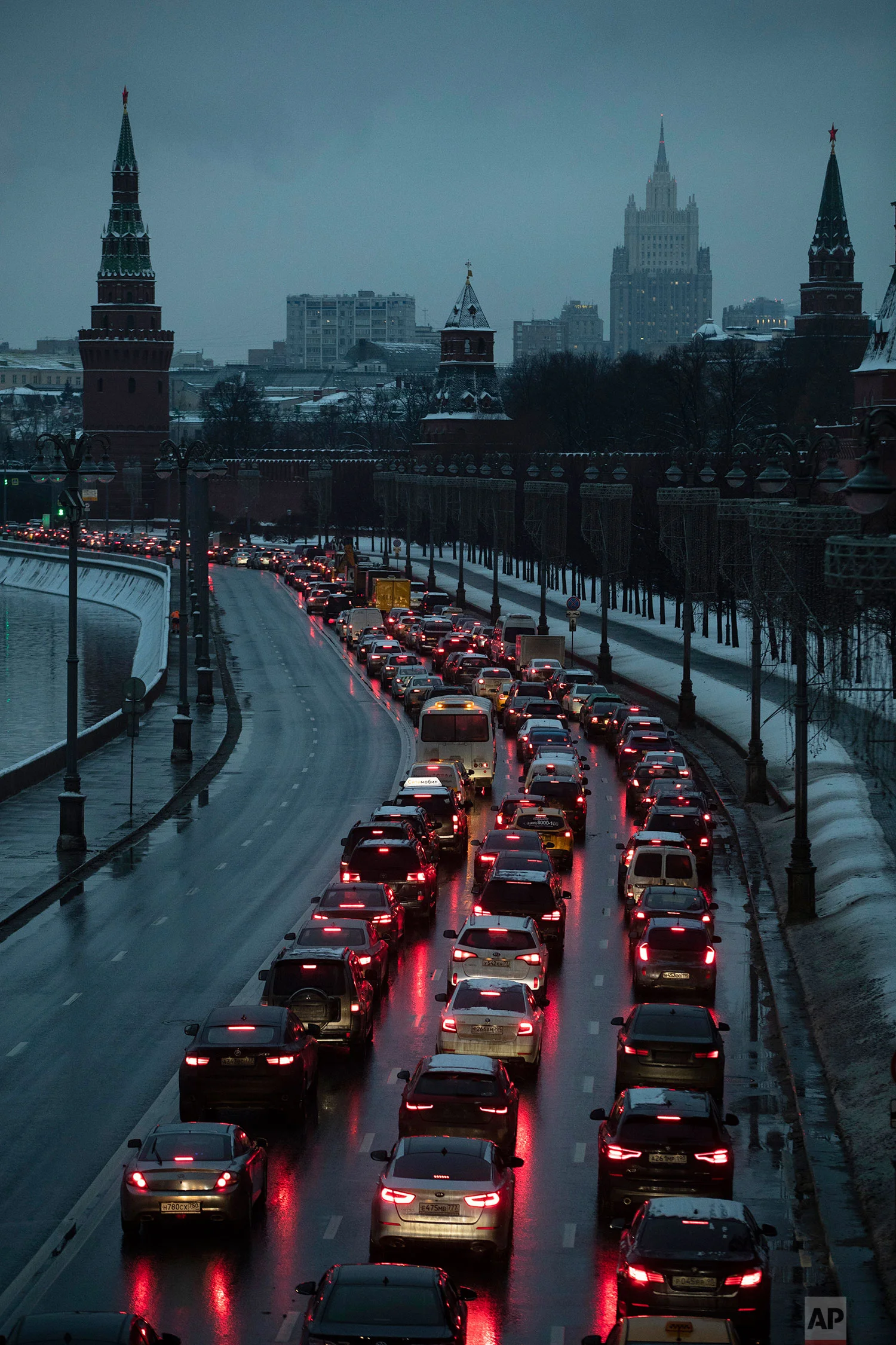 In this Monday, Dec. 10, 2018 photo, cars are stuck in a traffic jam on a bank of the Moskva River outside the Kremlin, with the Russian Foreign Ministry building, center in the background, in Moscow, Russia. (AP Photo/Pavel Golovkin)