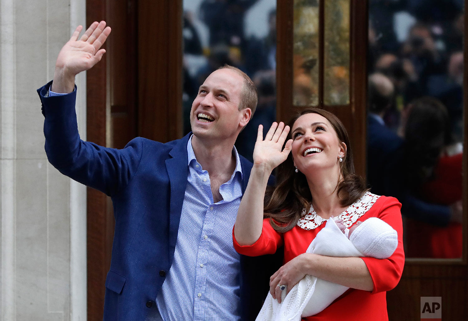  Britain's Prince William and Kate, Duchess of Cambridge wave holding their newborn baby son as they leave the Lindo wing at St Mary's Hospital in London London on April 23, 2018. (AP Photo/Kirsty Wigglesworth) 