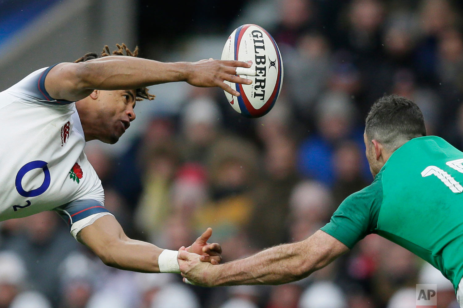  England's Anthony Watson, left, and Ireland's Rob Kearney try to catch the ball during the Six Nations rugby union match between England and Ireland at Twickenham stadium in London on March 17, 2018. (AP Photo/Tim Ireland) 