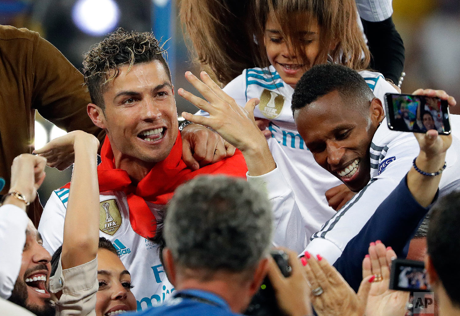  Real Madrid's Cristiano Ronaldo celebrates with fans after winning the Champions League Final soccer match between Real Madrid and Liverpool at the Olimpiyskiy Stadium in Kiev, Ukraine on May 26, 2018. (AP Photo/Sergei Grits) 