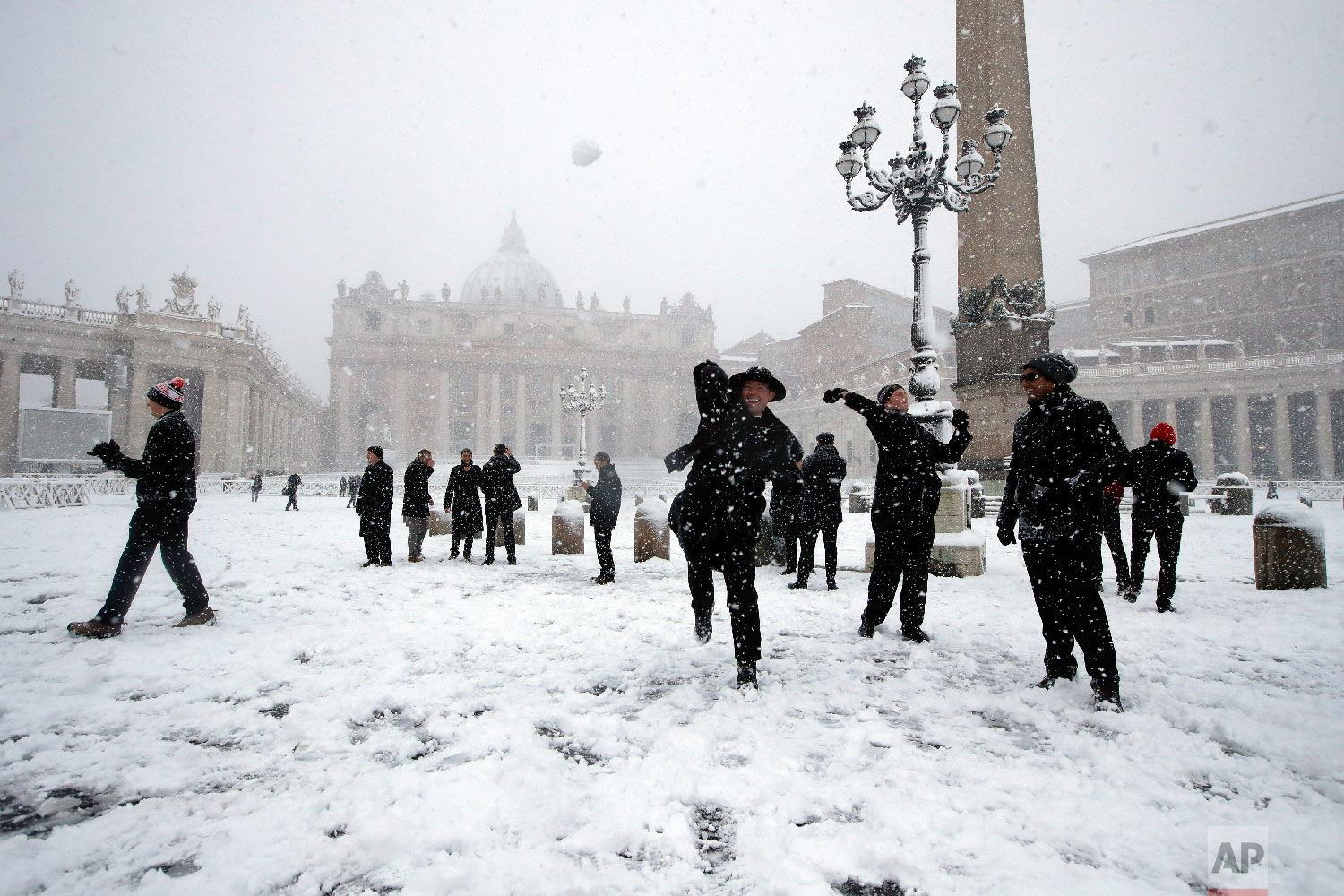  Shawn Roser, from Venice, Florida, a student at the North American college in Rome, throws a snowball as he plays in a snow blanketed St. Peter's Square, at the Vatican on Feb. 26, 2018. (AP Photo/Alessandra Tarantino) 