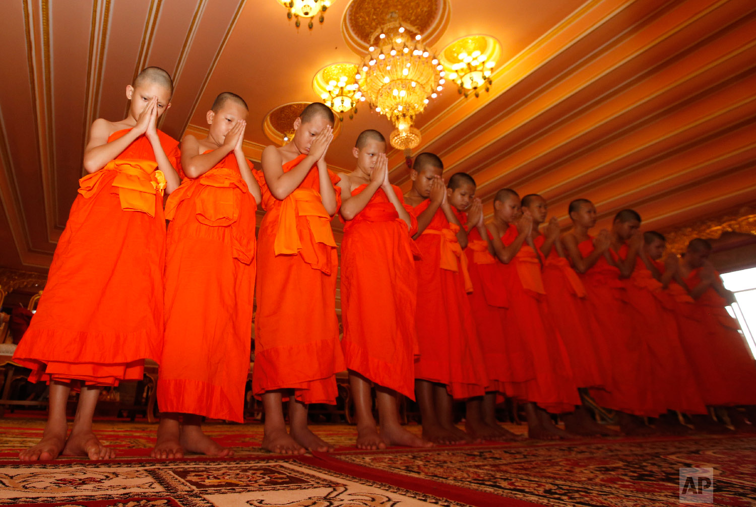  Members of Wild Boars soccer team pray during a ceremony marking the completion of their serving as novice Buddhist monks, following their dramatic rescue from a cave in Mae Sai district, Chiang Rai province, northern Thailand, on Aug. 4, 2018. (AP 