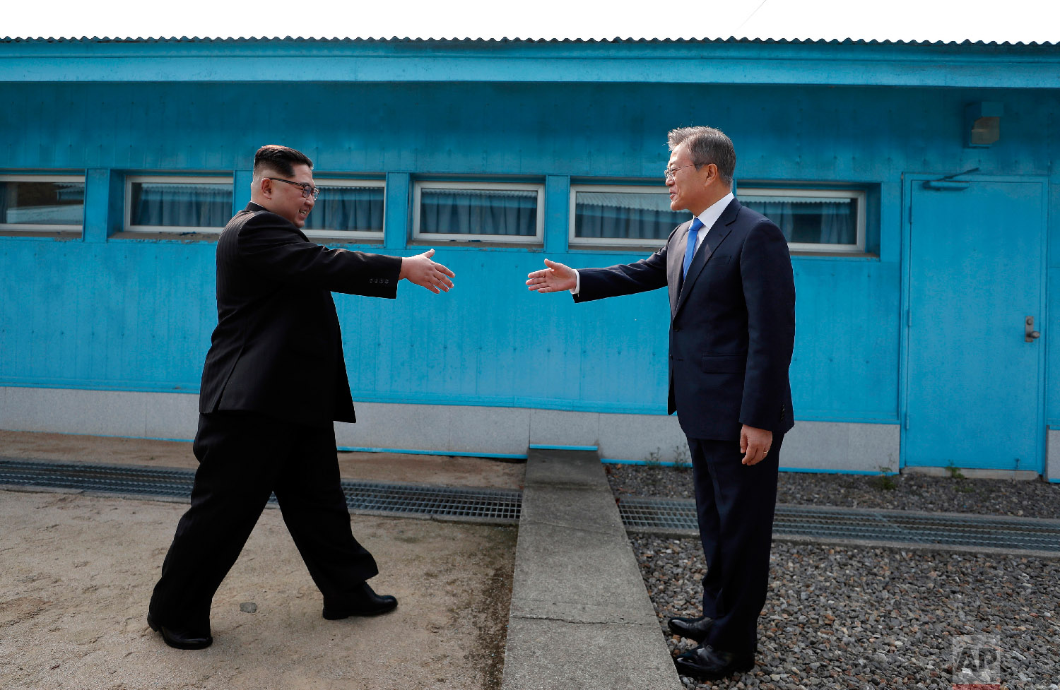  North Korean leader Kim Jong Un, left, prepares to shake hands with South Korean President Moon Jae-in over the military demarcation line at the border village of Panmunjom in Demilitarized Zone on April 27, 2018. (Korea Summit Press Pool via AP) 