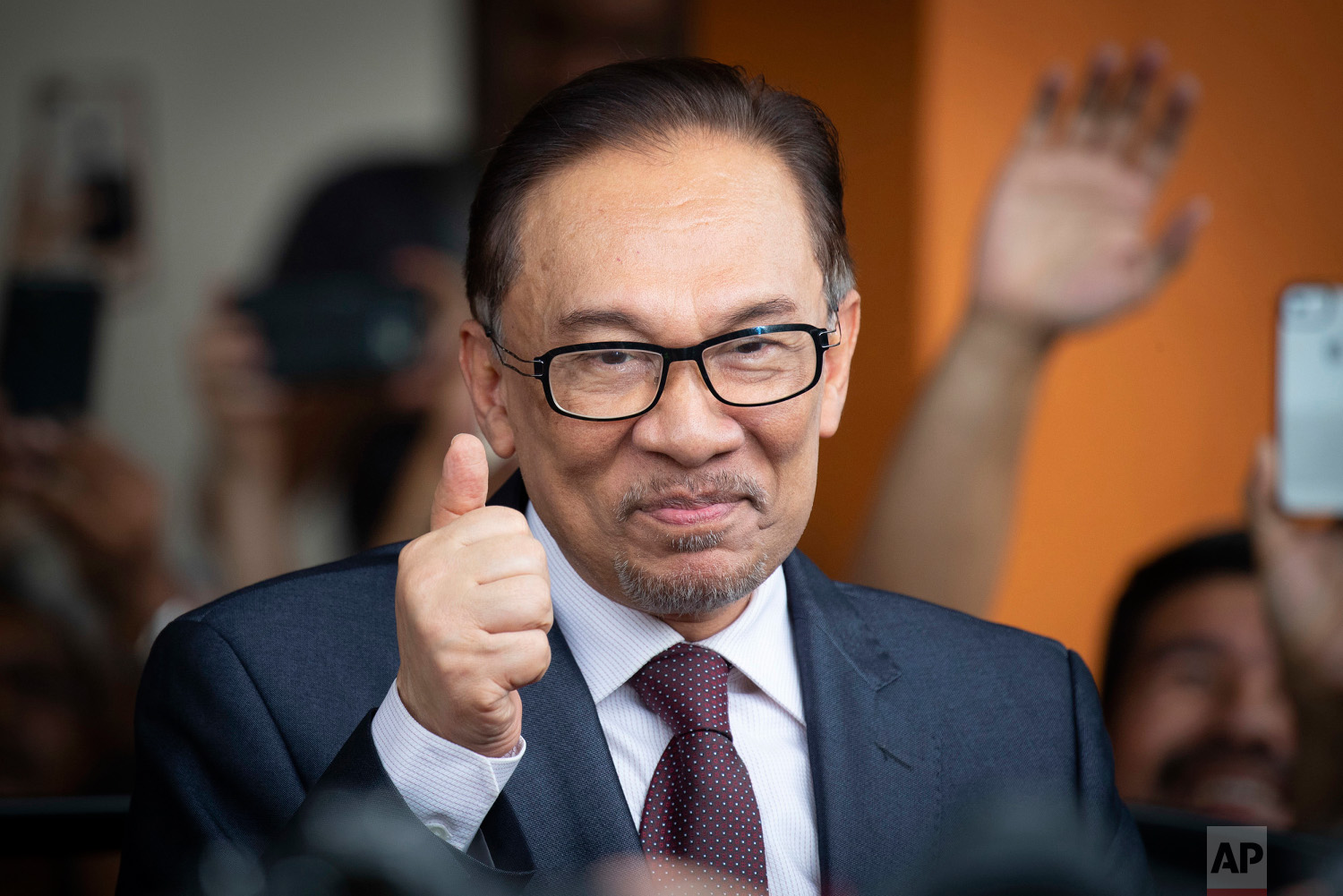  Malaysia's jailed opposition icon Anwar Ibrahim reacts to supporters as he leaves a hospital in Kuala Lumpur, Malaysia, on May 16, 2018. (AP Photo/Vincent Thian) 