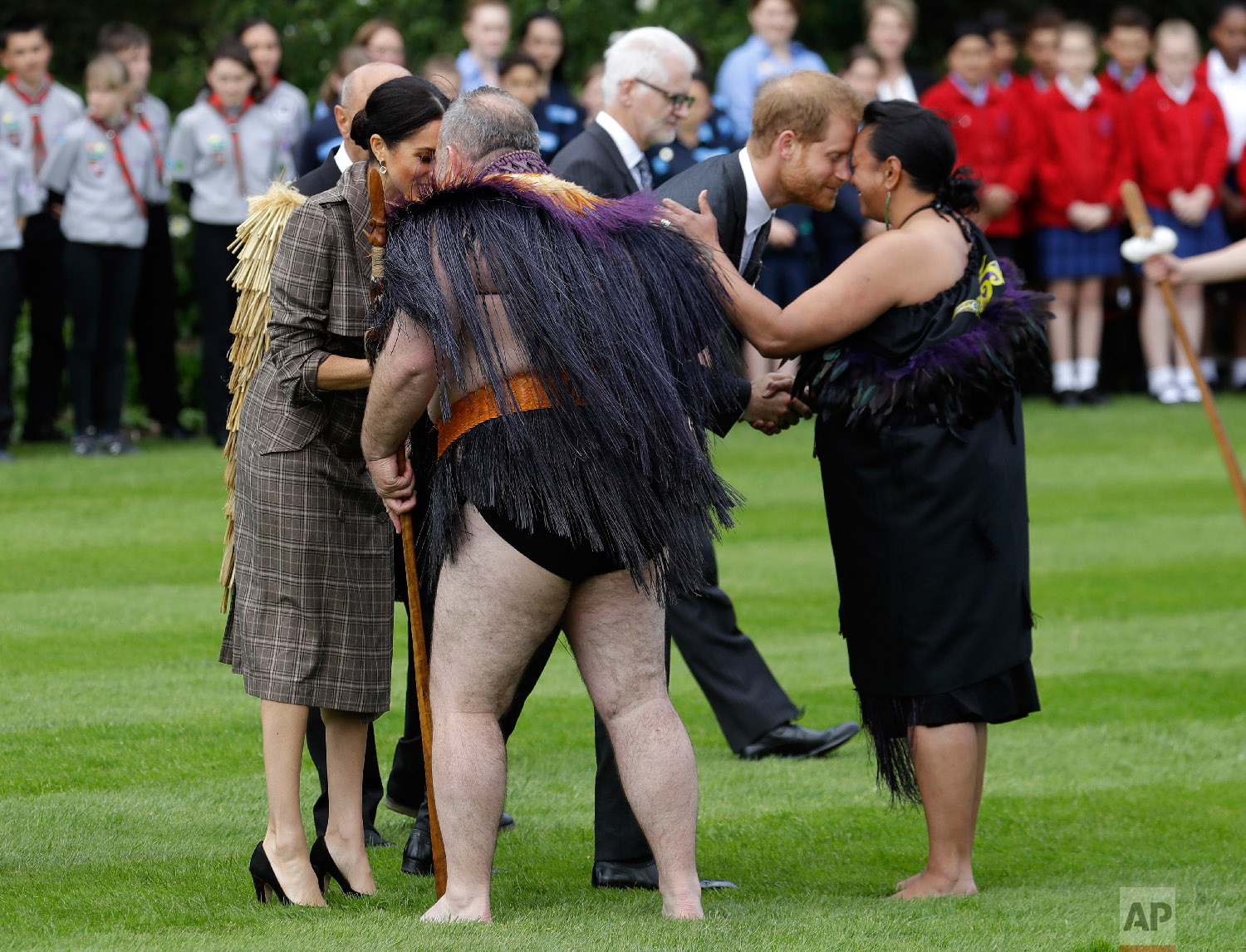  Britain's Prince Harry and Meghan, Duchess of Sussex receive a "hongi," a traditional Maori welcome, on the lawns of Government House in Wellington, New Zealand, on Oct. 28, 2018. (AP Photo/Kirsty Wigglesworth) 