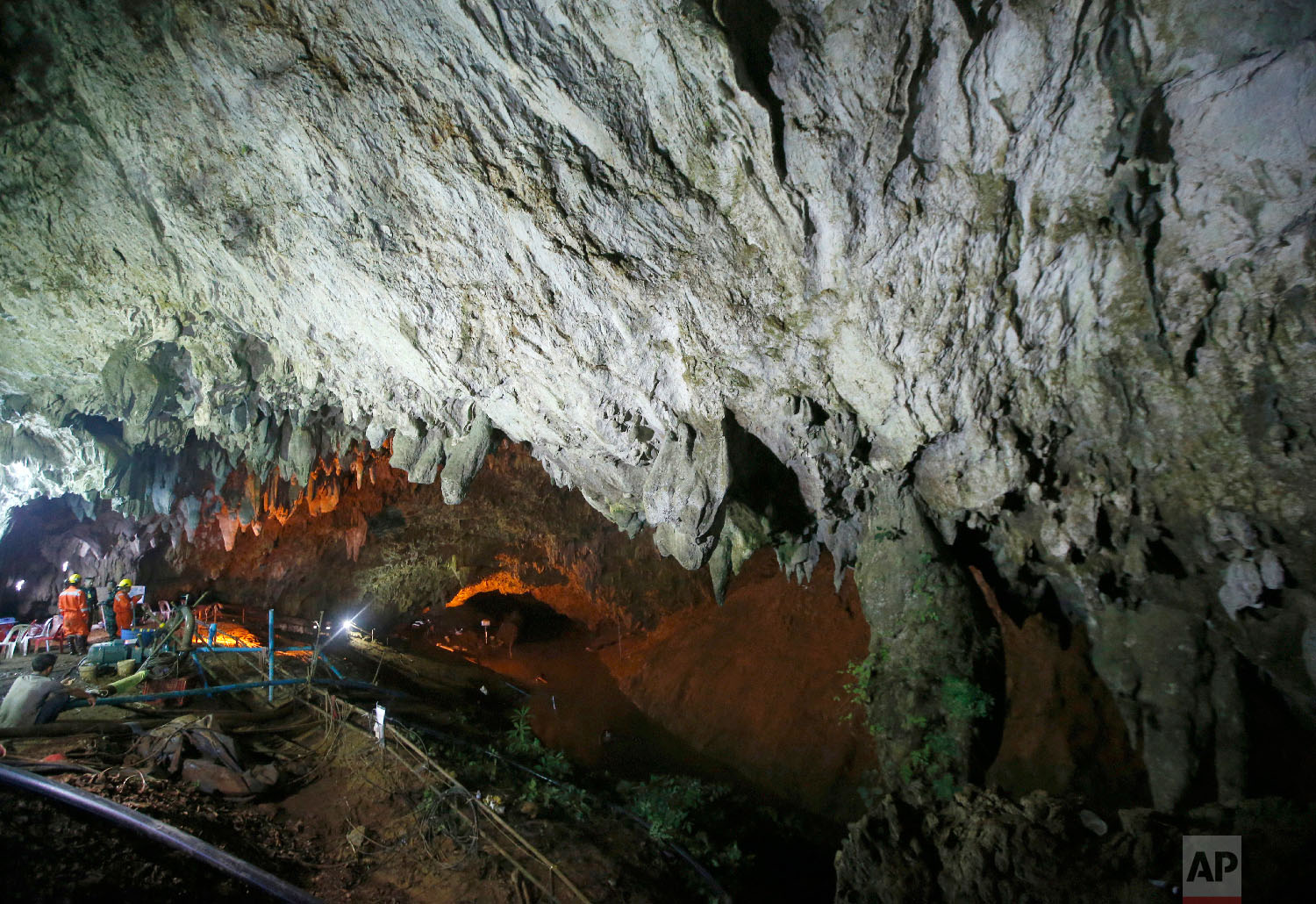  Rescuers work at the entrance to a cave complex where 12 soccer team members and their coach went missing, in Mae Sai, Chiang Rai province, in northern Thailand, on June 30, 2018. (AP Photo/Sakchai Lalit) 