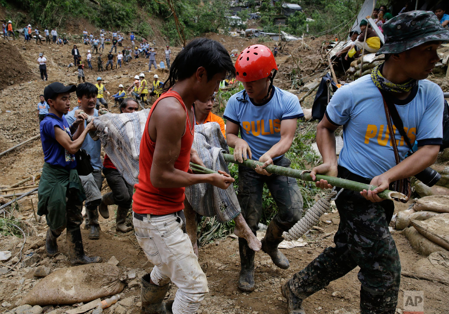  Rescuers retrieve a body at the site where victims are believed to have been buried by a landslide after Typhoon Mangkhut lashed Itogon, Benguet province, northern Philippines on Sept. 17, 2018. (AP Photo/Aaron Favila) 