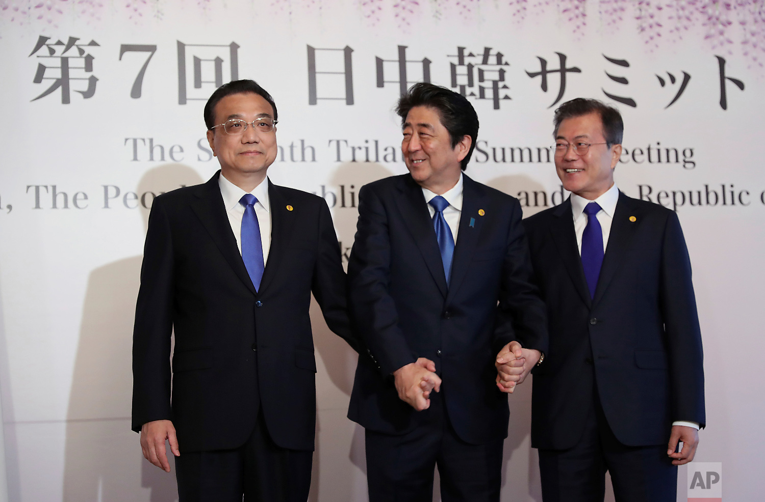  Chinese Premier Li Keqiang, left, Japanese Prime Minister Shinzo Abe, center, and South Korean President Moon Jae-in pose for photographers prior to their summit meeting in Tokyo on May 9, 2018. (AP Photo/Eugene Hoshiko) 