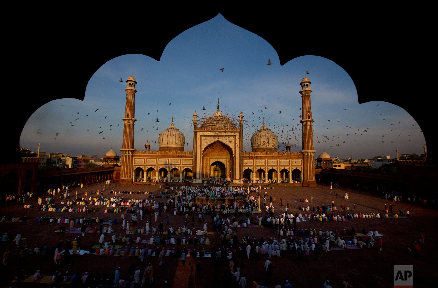  Pigeons fly past as Muslims gather to offer Eid al-Adha prayers at Jama Masjid in New Delhi, India, on Aug. 22, 2018. (AP Photo/Manish Swarup) 