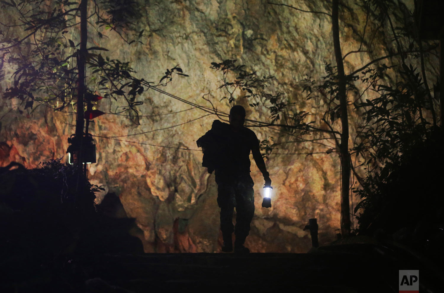  A rescuer makes his way down the entrance to a cave complex where 12 boys and their soccer coach went missing in Mae Sai, Chiang Rai province, northern Thailand Wednesday, July 4, 2018. (AP Photo/Sakchai Lalit) 