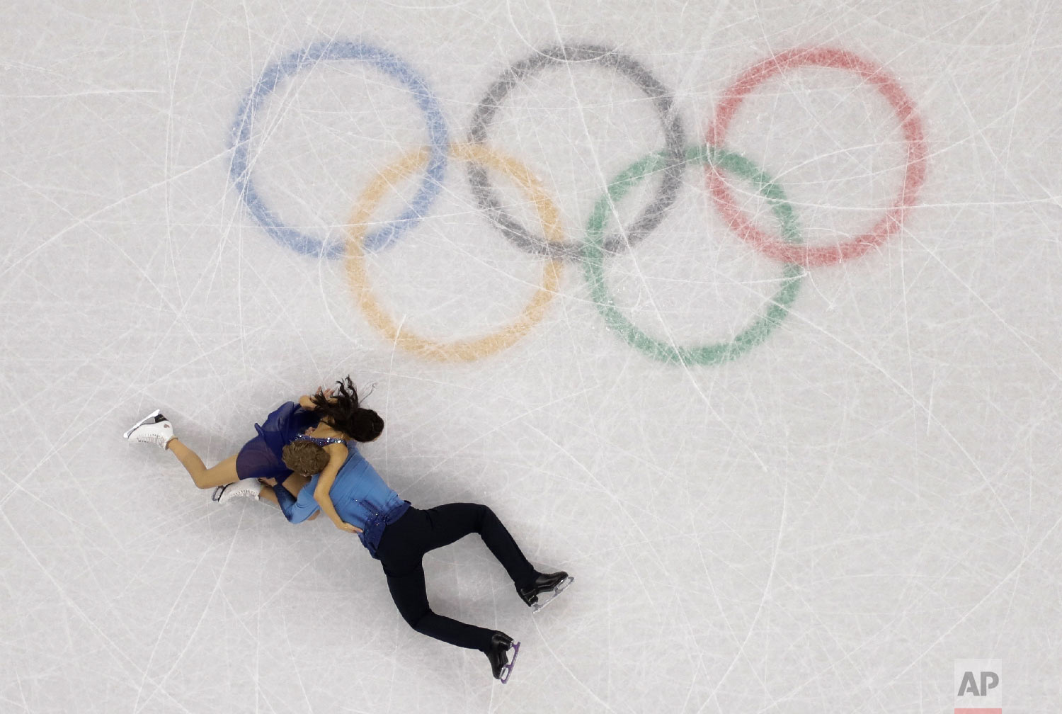  Madison Chock and Evan Bates of the United States fall during the ice dance, free dance figure skating final in the Gangneung Ice Arena at the 2018 Winter Olympics in Gangneung, South Korea, Tuesday, Feb. 20, 2018. (AP Photo/Morry Gash) 