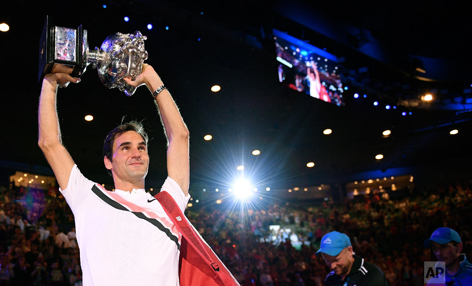  Switzerland's Roger Federer holds his trophy aloft after defeating Croatia's Marin Cilic during the men's singles final at the Australian Open tennis championships in Melbourne, Australia, Sunday, Jan. 28, 2018. (AP Photo/Andy Brownbill) 
