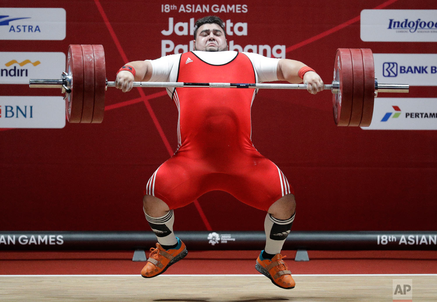  Pakistan's Muhammad Nooh Butt compete at the men's +105kg weightlifting at the 18th Asian Games in Jakarta, Indonesia, Monday, Aug. 27, 2018. (AP Photo/Aaron Favila) 