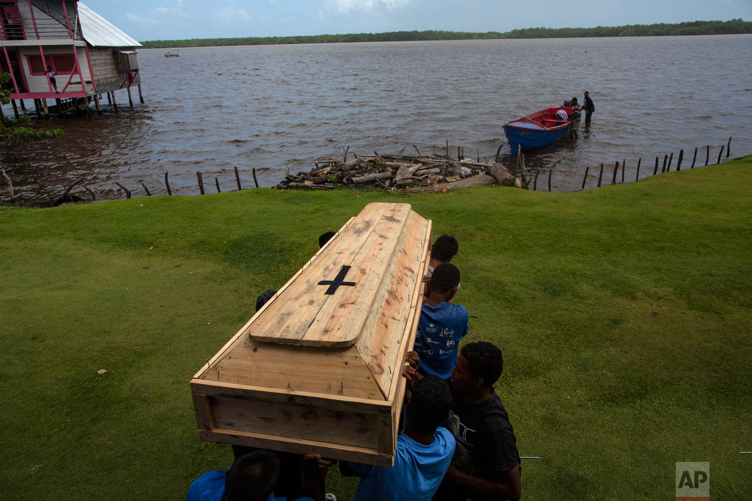  In this Sept. 2, 2018 photo, relatives and friends carry the coffin that contains the remains of Miskito diver Oscar Salomon Charly, 31, to a boat , to be transported to a nearby cemetery, in Cabo Gracias a Dios, Nicaragua.  (AP Photo/Rodrigo Abd) 