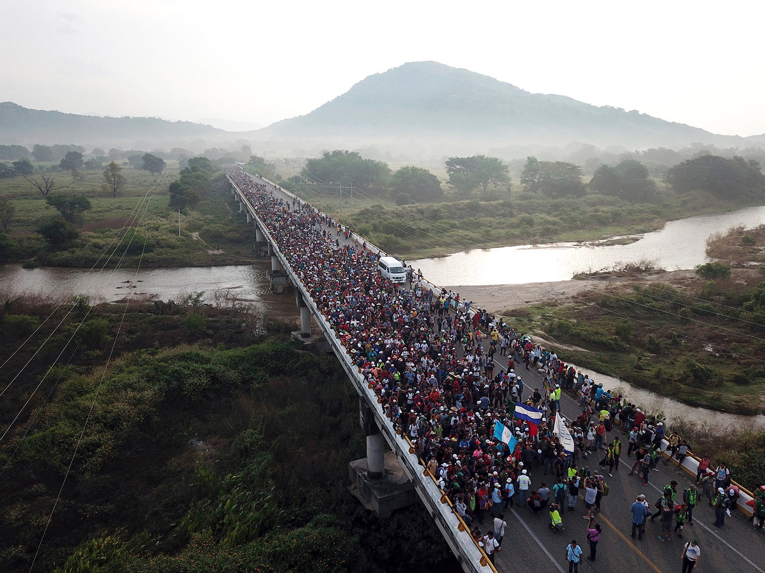  Members of a US-bound migrant caravan cross a bridge between the Mexican states of Chiapas and Oaxaca after federal police briefly blocked them outside the town of Arriaga, Saturday, Oct. 27, 2018.  (AP Photo/Rodrigo Abd) 