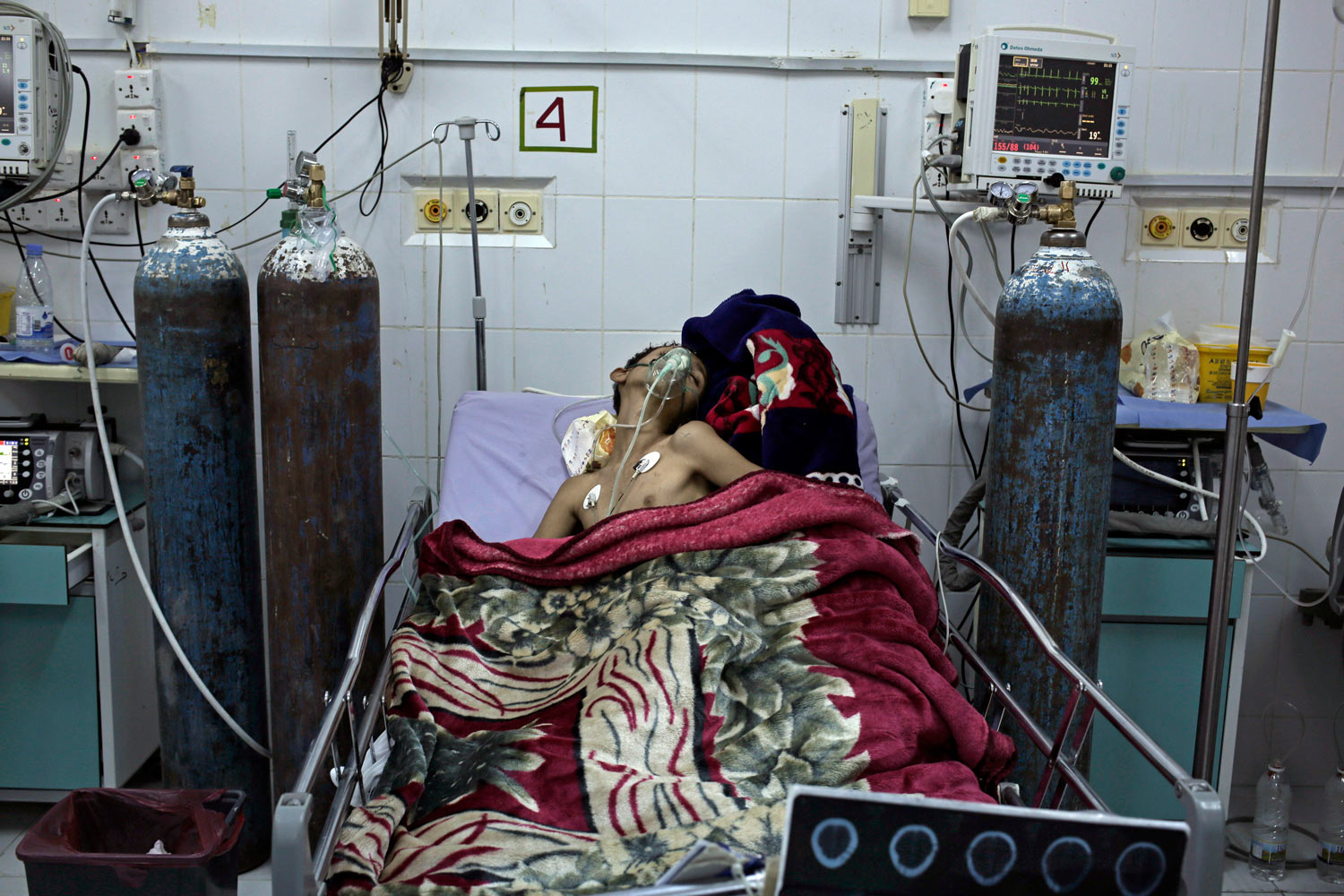  In this July 28, 2018 photo, 20 year-old Sakr Abd Mohammed, who suffer after a car accident rests in the ICU, at the General Hospital in Marib, Yemen, (AP Photo/Nariman El-Mofty) 