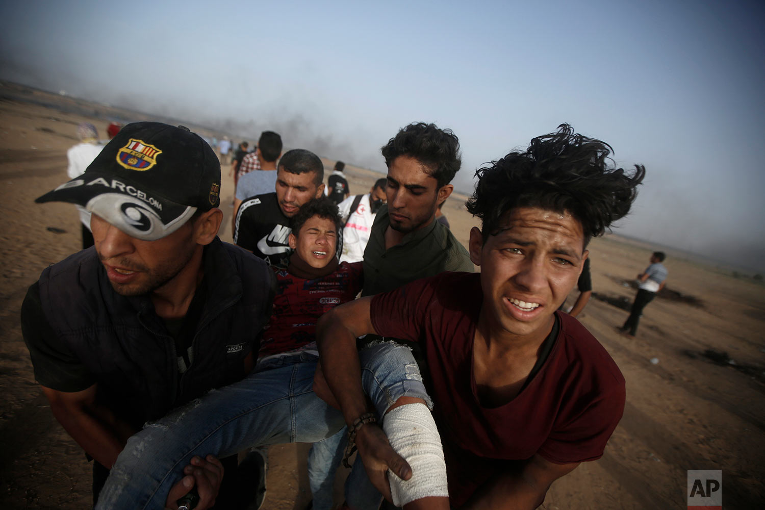  Palestinian protesters evacuate a wounded youth near the Gaza Strip's border with Israel, during east of Khan Younis, in the Gaza Strip, May 25, 2018. (AP Photo/Adel Hana) 