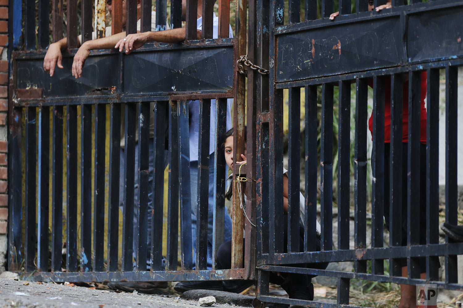  Residents watch anti-government protesters clash with security forces as some show support for an apparent mutiny by a national guard unit in the Cotiza neighborhood of Caracas, Venezuela, Monday, Jan. 21, 2019. The Venezuelan opposition leader who 