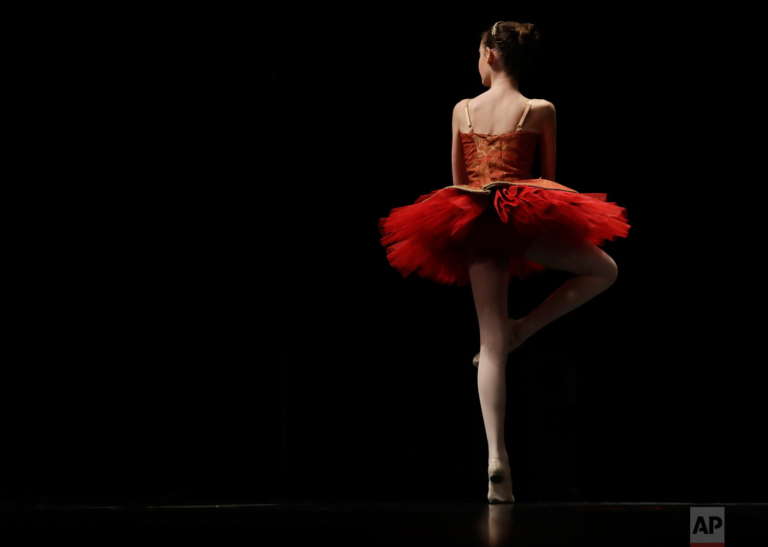  Skylar Rutman performs in the Youth America Grand Prix North America regional semi-finals in River Forest, Ill. (AP Photo/Nam Y. Huh) 