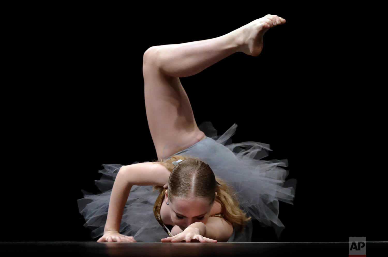  Tess Meulbroek performs in the Youth America Grand Prix North America regional semi-finals in River Forest, Ill. (AP Photo/Nam Y. Huh) 