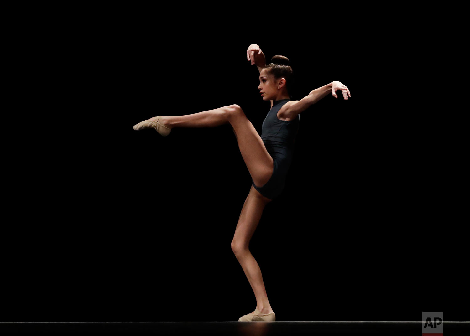  Audrey Henk performs in the Youth America Grand Prix North America regional semi-finals at Dominican University Performing Arts Center in River Forest, Ill. (AP Photo/Nam Y. Huh) 