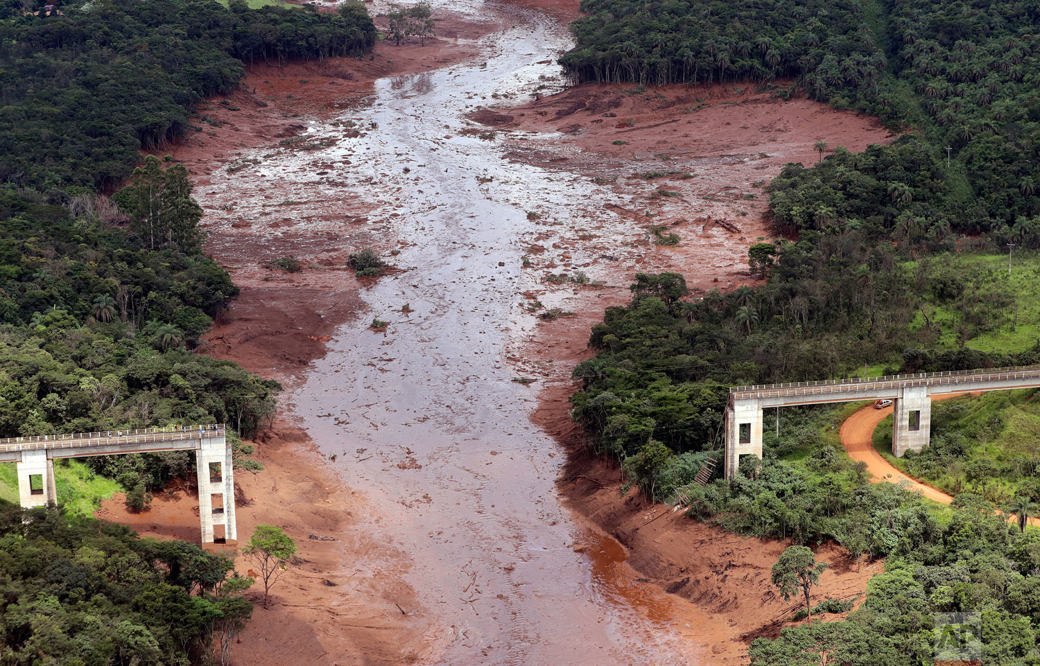  A bridge is destroyed after a dam collapsed in Brumadinho, Brazil, Jan. 26, 2019. Rescuers searched for survivors in a huge area in southeastern Brazil buried by mud from the collapse of dam holding back mine waste.(AP Photo/Andre Penner) 