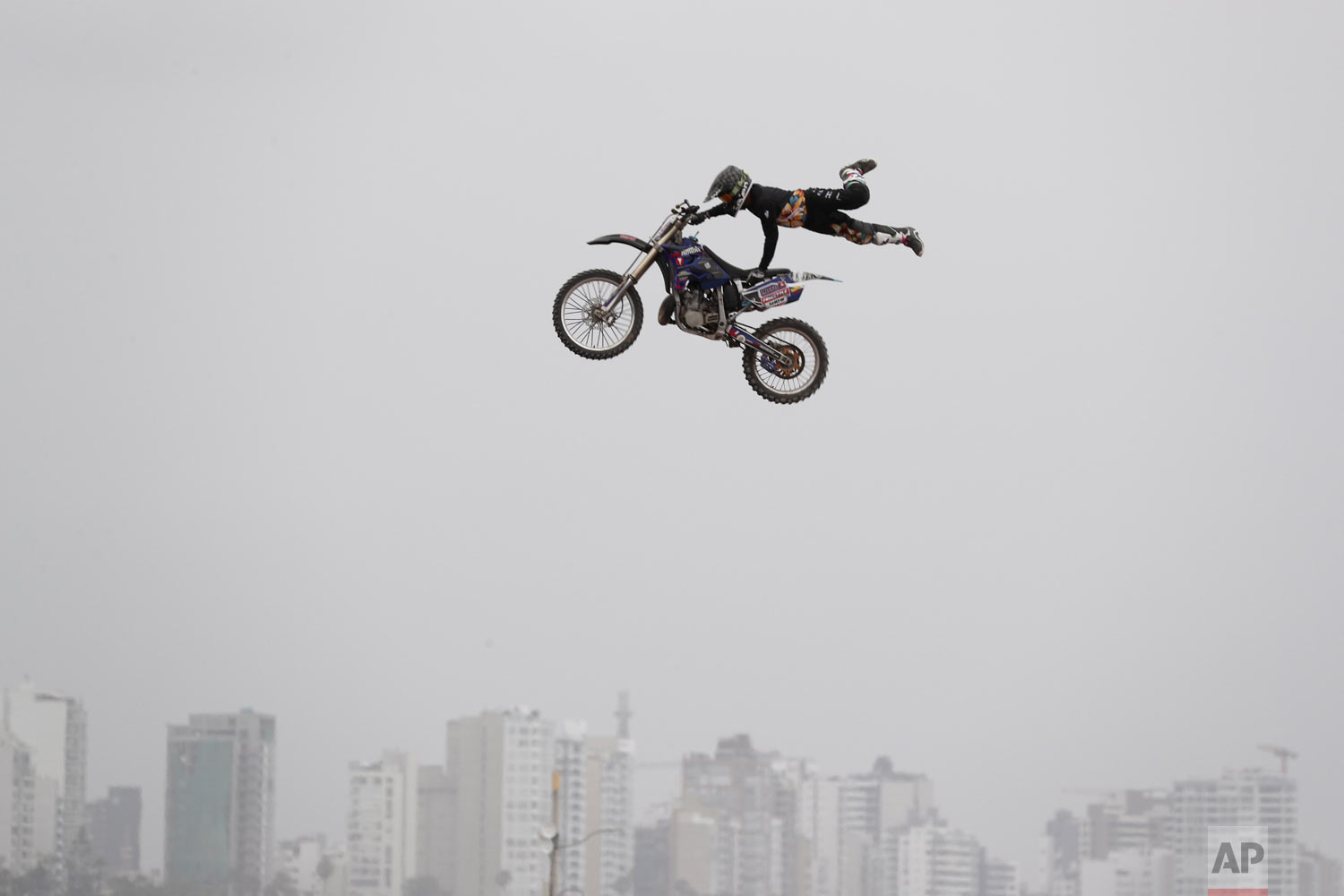  A rider performs a stunt during kick-off events for the Dakar Rally in Lima, Peru, Jan. 6, 2019. (AP Photo/Martin Mejia) 