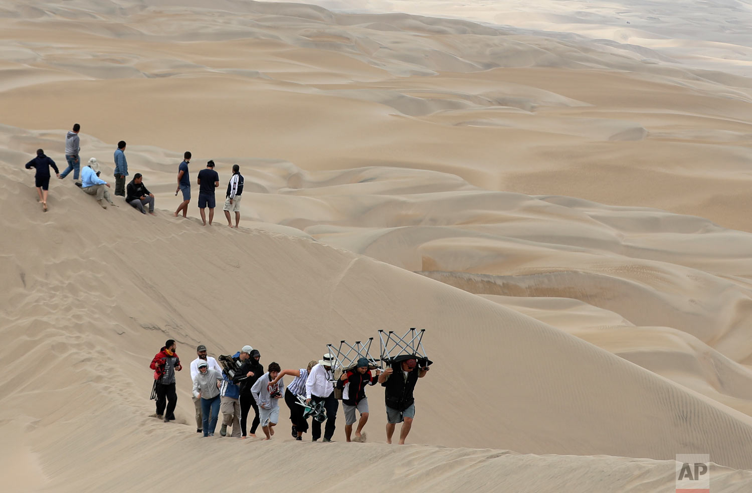  Dakar fans scout for a good spot on the dunes to watch stage six of the Dakar Rally between Arequipa and San Juan de Marcona, Peru, Jan. 13, 2019. (AP Photo/Ricardo Mazalan) 