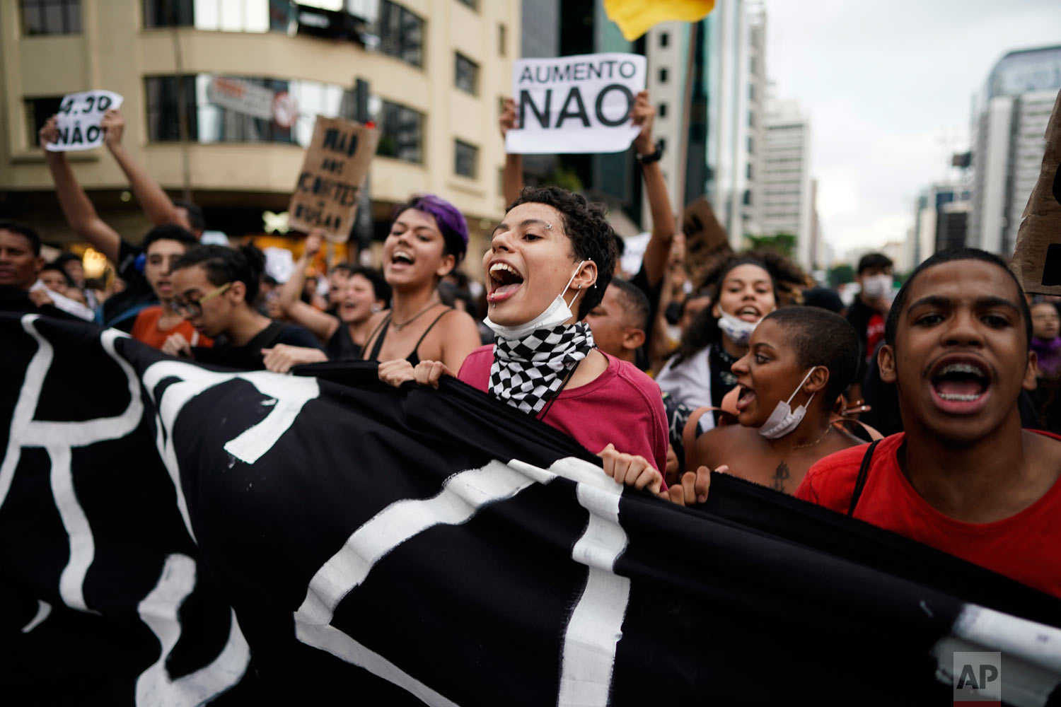  Demonstrators protest a hike in bus fare, almost 7.5 percent, in Sao Paulo, Brazil, Jan. 22, 2019. (AP Photo/Victor R. Caivano) 