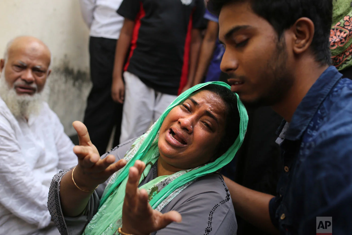 An unidentified Bangladeshi laments following a fire that broke out late Wednesday in closely set buildings in Dhaka, Bangladesh, Thursday, Feb. 21, 2019. (AP Photo/Rehman Asad)
