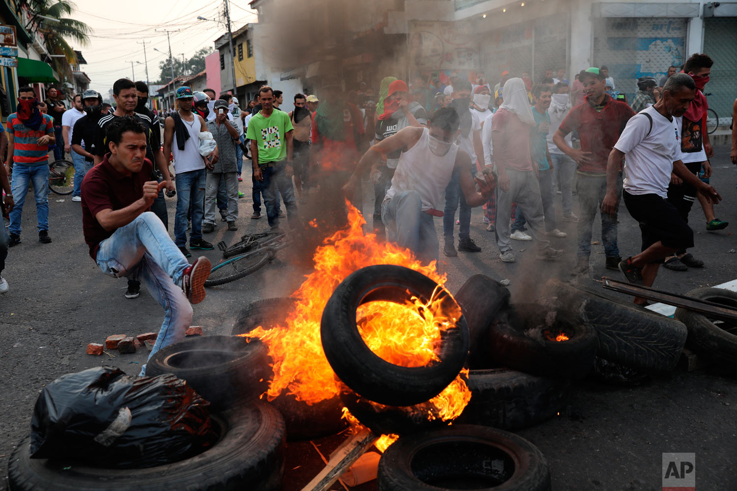  Demonstrators set up a burning barricade during clashes with the Venezuelan Bolivarian National Guard in Urena, Venezuela, near the border with Colombia, Saturday, Feb. 23, 2019. (AP Photo/Rodrigo Abd) 