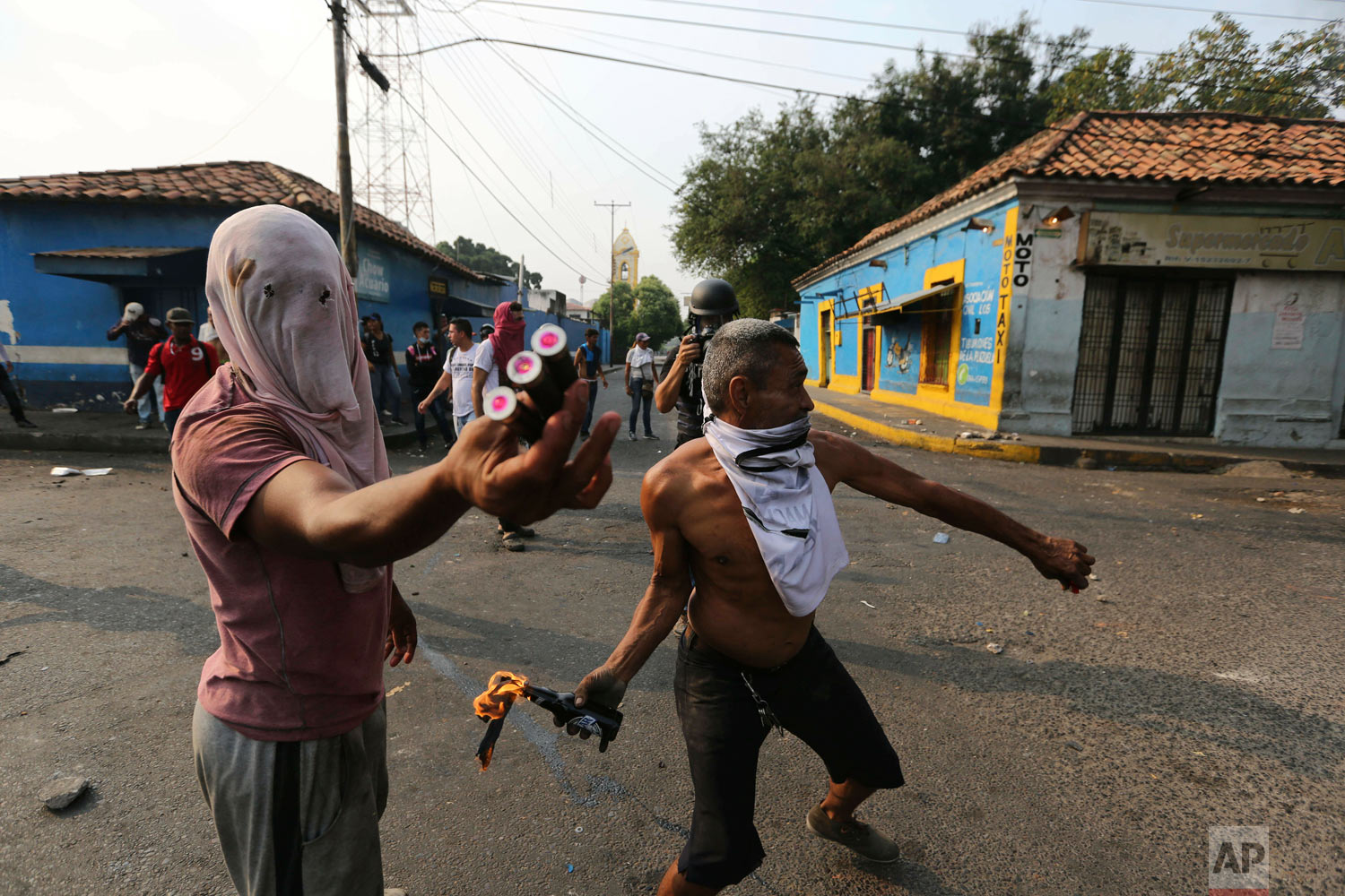  Opposition demonstrators clash with the Venezuelan Bolivarian National Guards in Urena, Venezuela, near the border with Colombia, Saturday, Feb. 23, 2019. (AP Photo/Fernando Llano) 