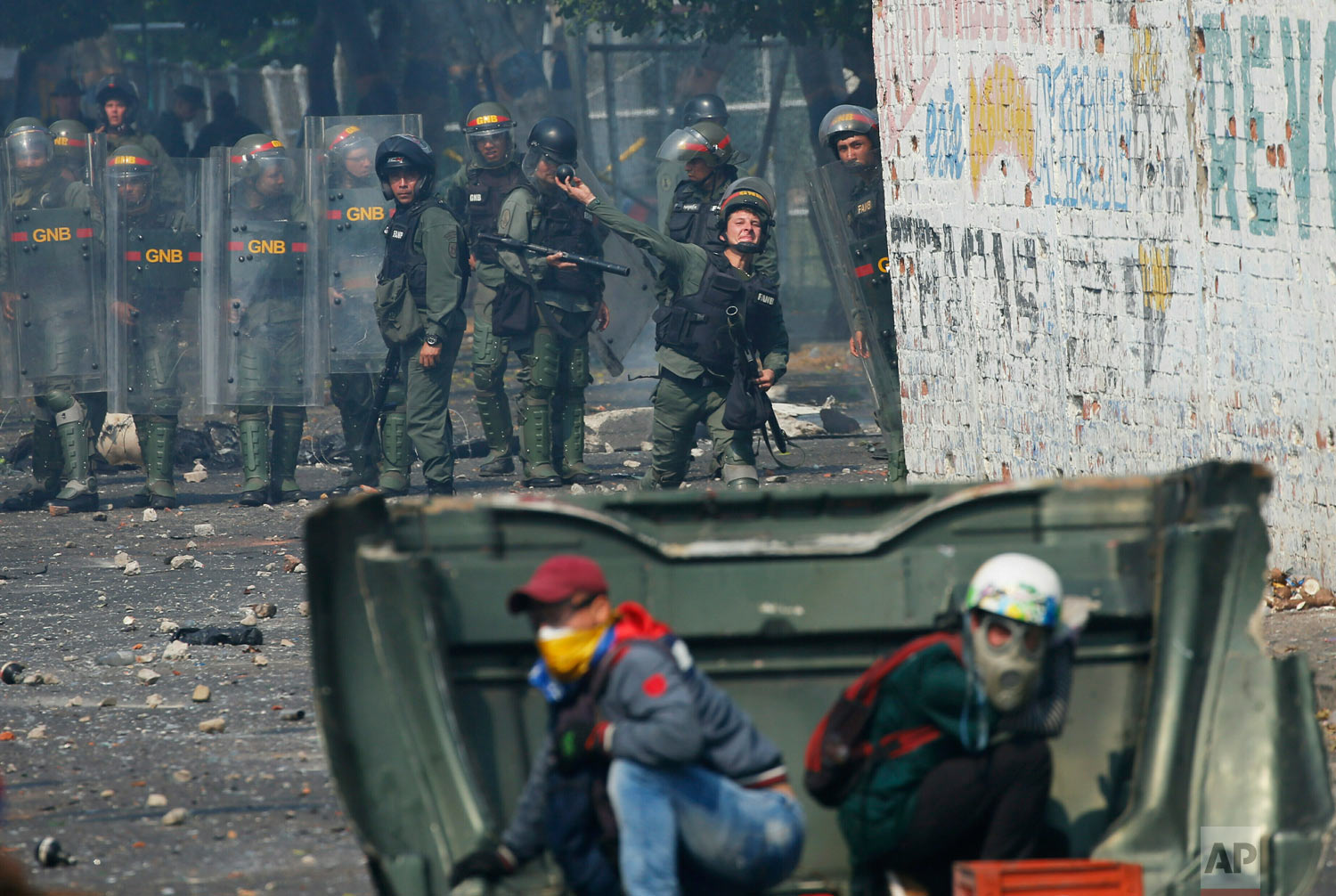  A Venezuelan Bolivarian National Guard officer throws a teargas grenade at demonstrators in Urena, Venezuela, near the bordr with Colombia, Saturday, Feb. 23, 2019. (AP Photo/Fernando Llano) 