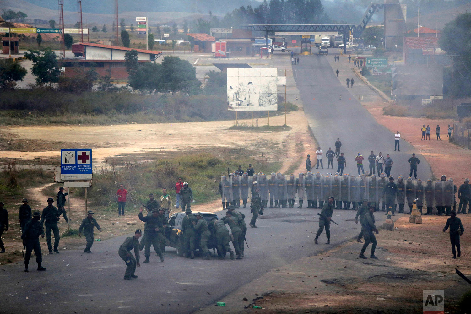  Venezuela's Bolivarian National Guards block the border between Brazil and Venezuela, Saturday, Feb. 23, 2019. (AP Photo/Ivan Valencia) 