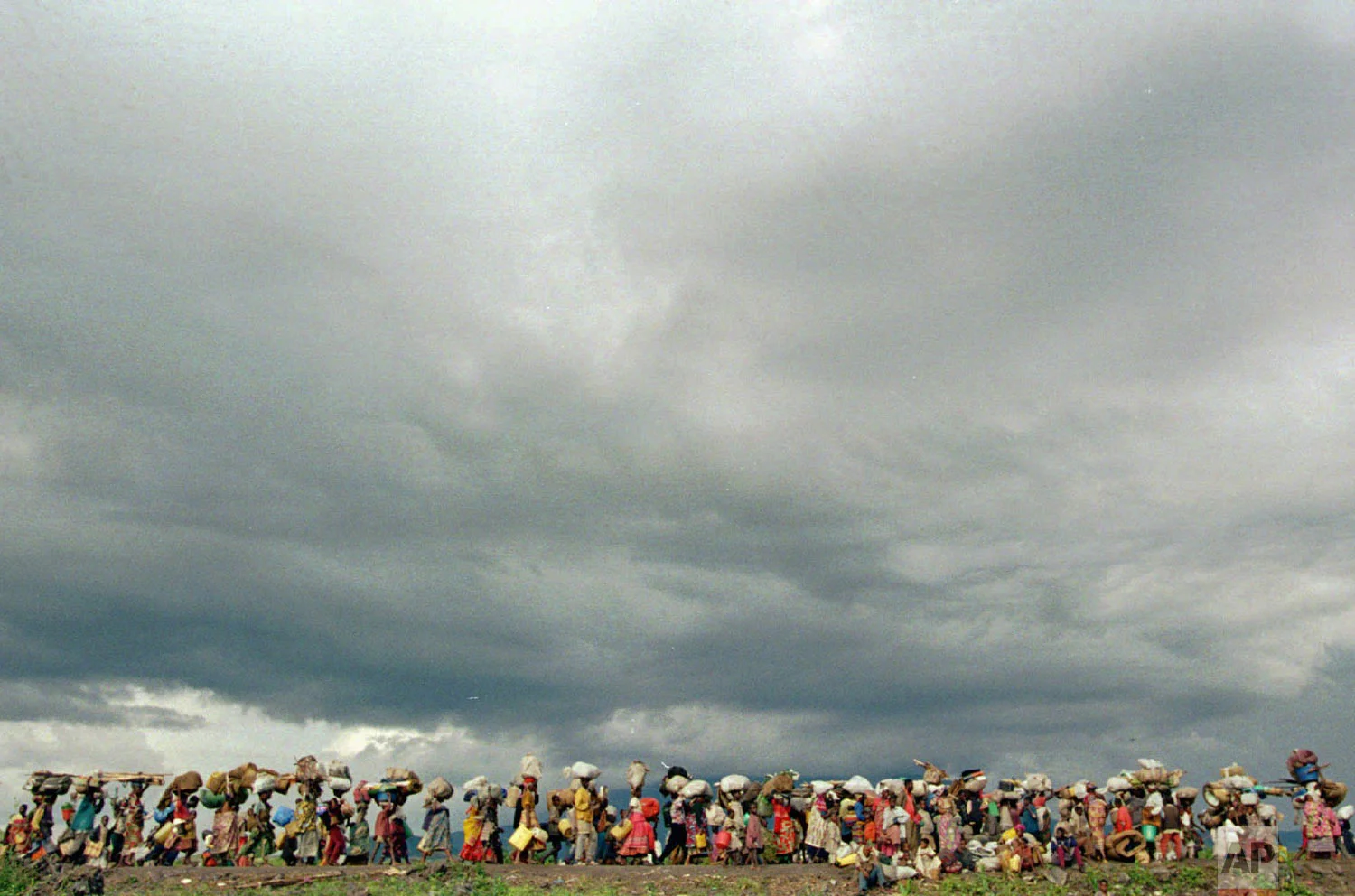Refugees stream out of the Mugunga refugee camp in eastern Zaire, Nov. 15, 1996, towards the Rwandan border. (AP Photo/Enric Marti)