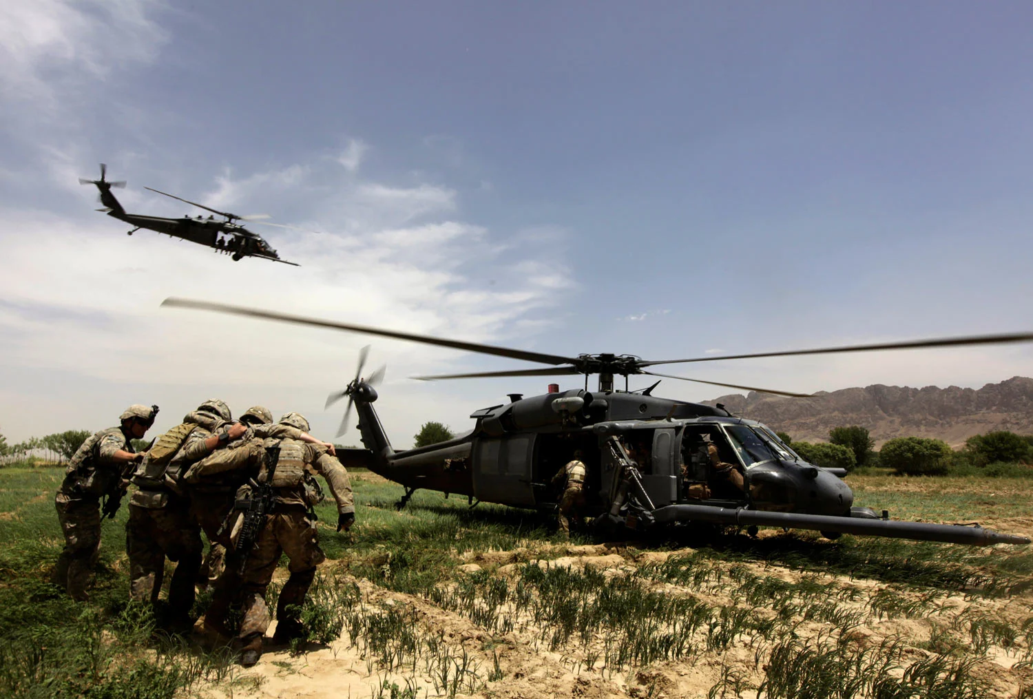 U.S. Army specialist William Lembo from Brooklyn, New York (C) with the 1st platoon, Delta Company, 2nd Battalion, 508th Parachute Infantry Regiment, part of the 82nd Airborne Division, is helped by comrades into a Black Hawk helicopter during a medical evacuation operation near the Arghandab river in Kandahar province, southern Afghanistan, May 11, 2010. (REUTERS/Yannis Behrakis)