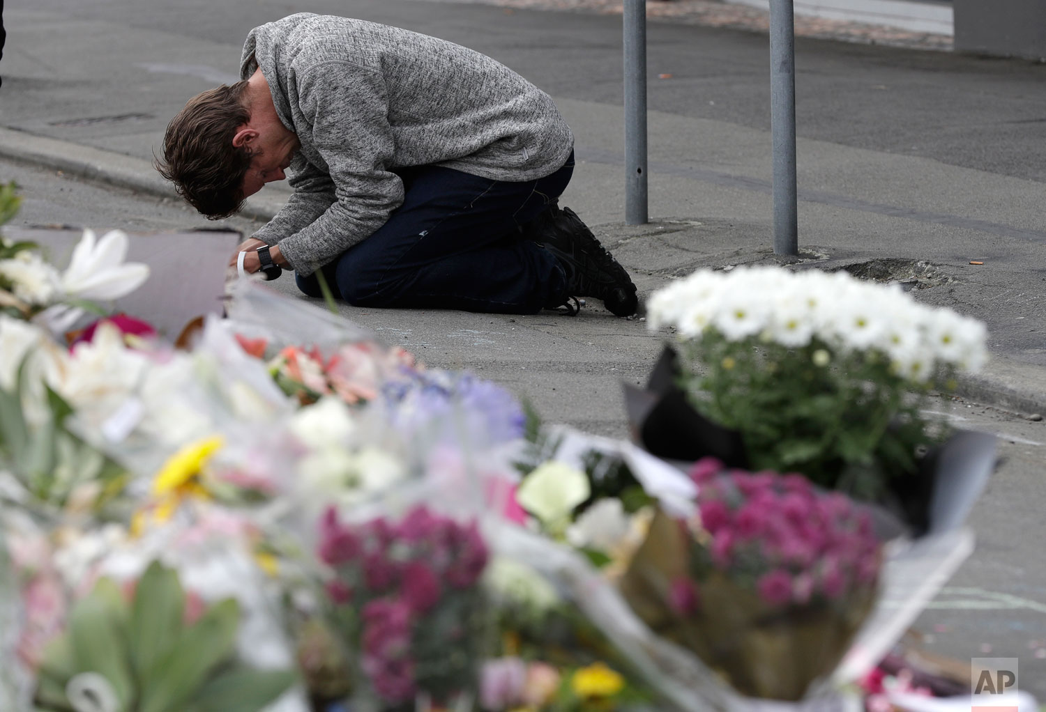  A mourner prays near the Linwood mosque in Christchurch, New Zealand, Tuesday, March 19, 2019.   (AP Photo/Mark Baker) 