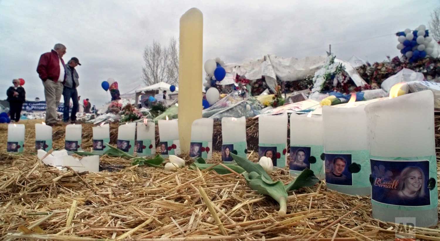  Candles burn at a makeshift memorial near Columbine High School, Tuesday, April 27, 1999 for each of the of the 13 people killed by Eric Harris and Dylan Klebold during a shooting spree at the Littleton, Colo. school. (AP Photo/Michael S. Green) 