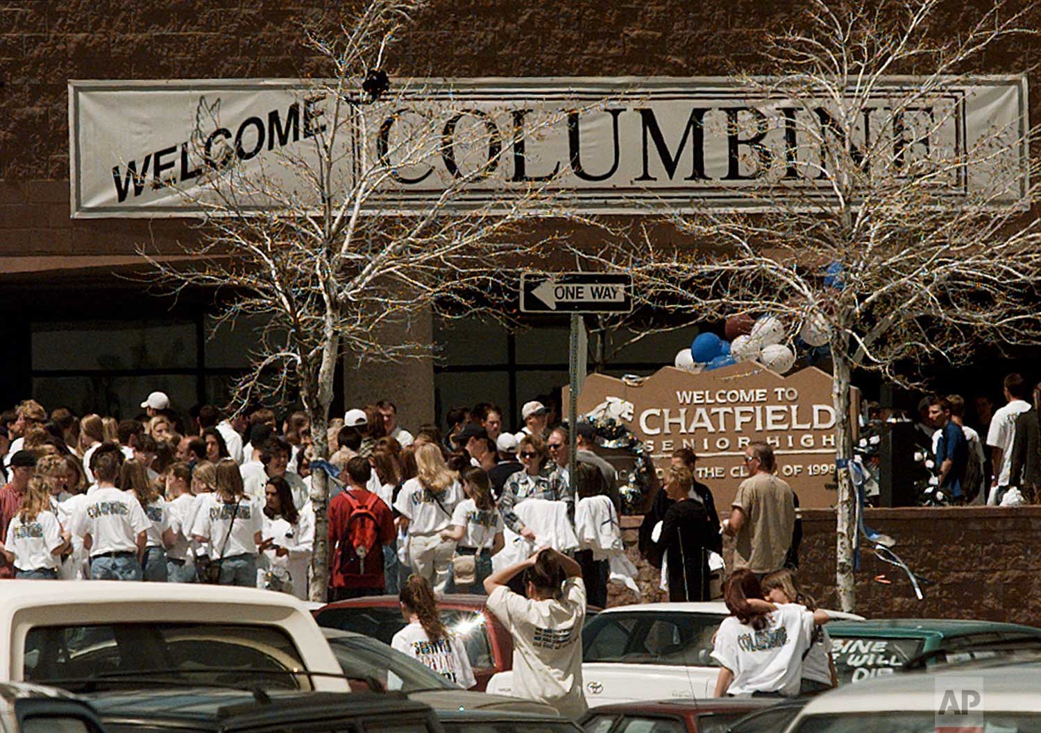  A large banner welcomes Columbine High School students as they arrive for classes at Chatfield High School in Littleton, Colo., on Monday afternoon, May 3, 1999. It was the first day back to school for the Columbine High School students since the Ap