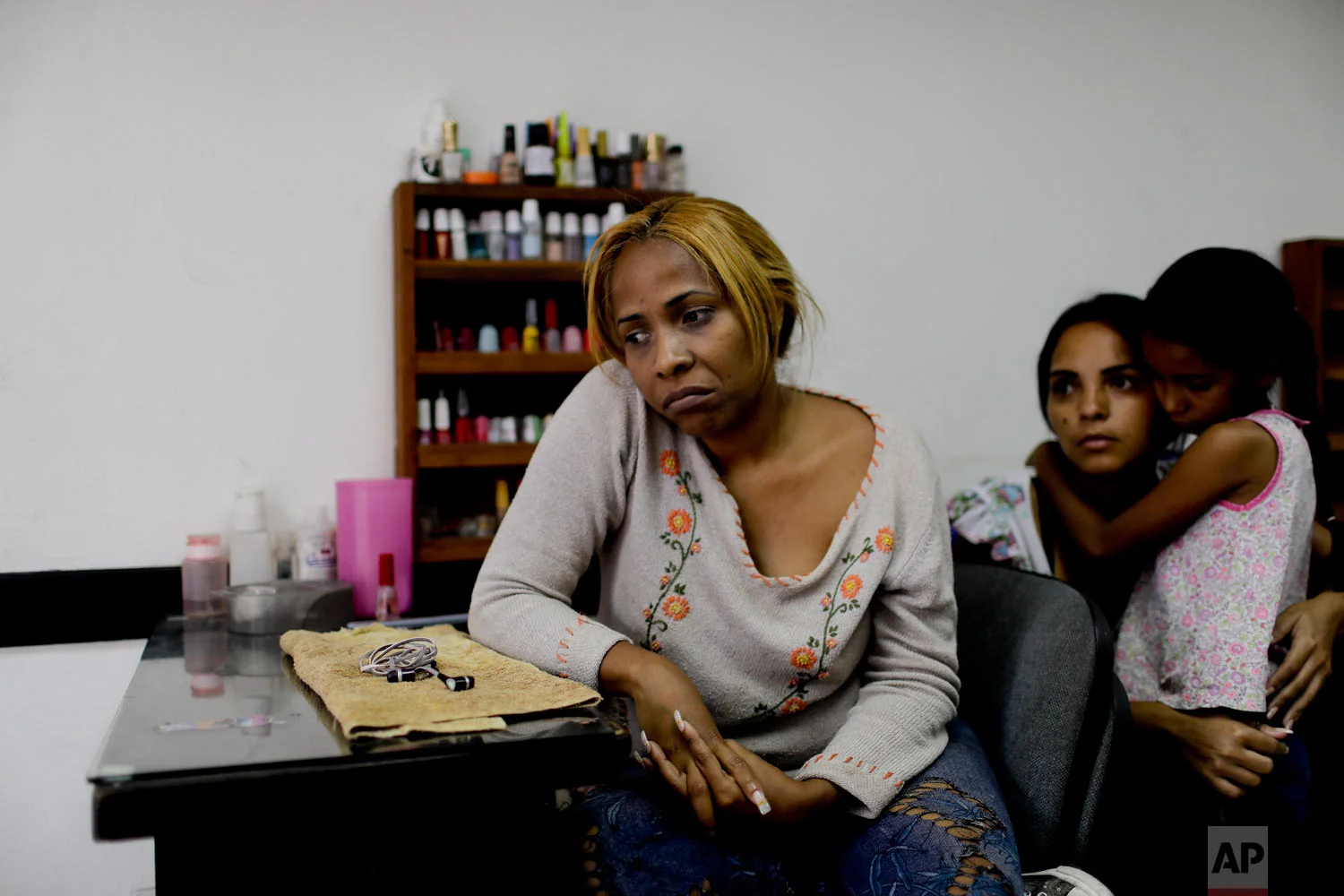  Manicurist Maria Trinidad Tobar waits for customers at a beauty salon in Caracas, Venezuela, Tuesday, March 19, 2019. (AP Photo/Natacha Pisarenko) 