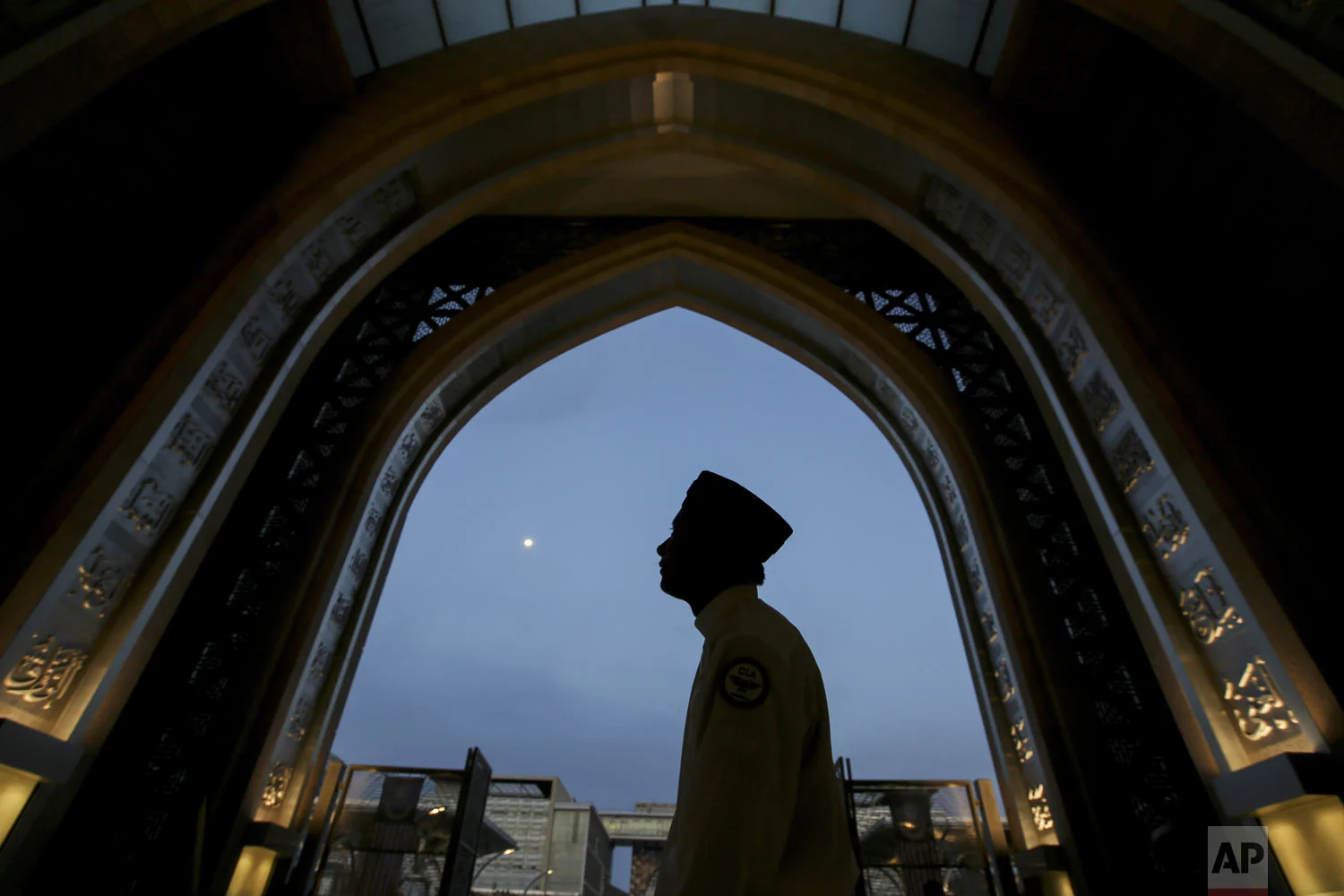 A worshipper arrives at a mosque for Iftar during the holy Islamic month of Ramadan in Kuala Lumpur, Malaysia, Thursday, May 16, 2019. (AP Photo/Annice Lyn)
