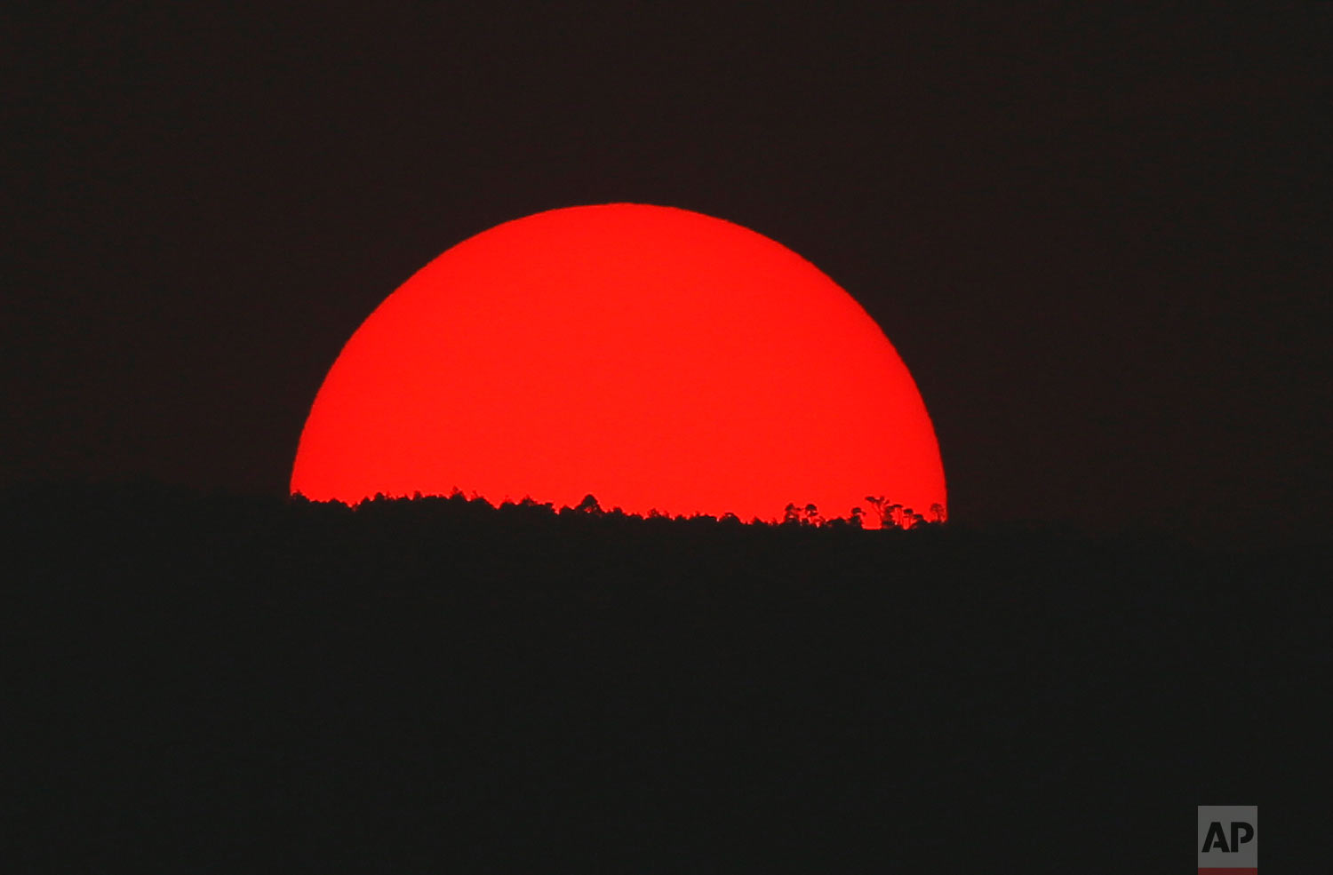  Tinted blood red by a thick cloud of smoke and pollution, the sun sets on the mountains above Mexico City, Monday, May 13, 2019. (AP Photo/Marco Ugarte) 