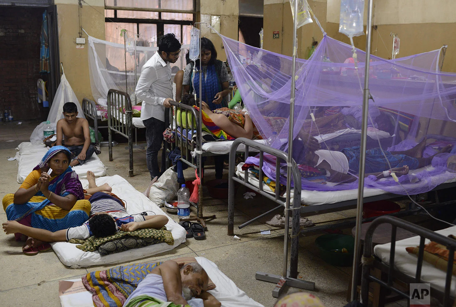 Patients receive treatment for dengue at Shaheed Suhrawardy Medical College and Hospital in Dhaka, Bangladesh, Wednesday, July 31, 2019. (AP Photo/Mahmud Hossain Opu)