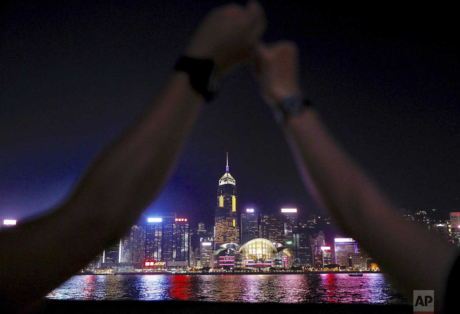  Demonstrators link hands as they gather at the Tsim Sha Tsui waterfront in Hong Kong, Friday, Aug. 23, 2019. (AP Photo/Vincent Yu) 