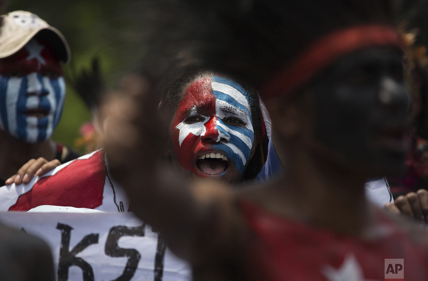  Papuan students, with their body and face painted with the colors of the banned separatist 'Morning Star' flag, shout slogans during a rally in Medan, North Sumatra, Indonesia, Saturday, Aug. 31, 2019. (AP Photo/Binsar Bakkara) 